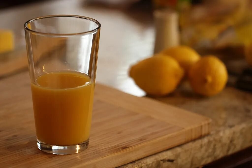 Ly nước cam ép và những quả cam tươi